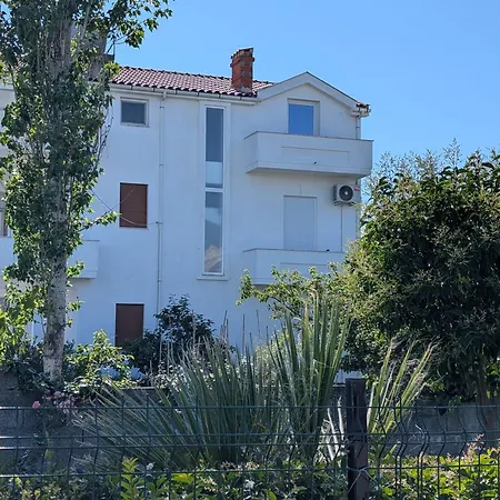 7 * Durrës